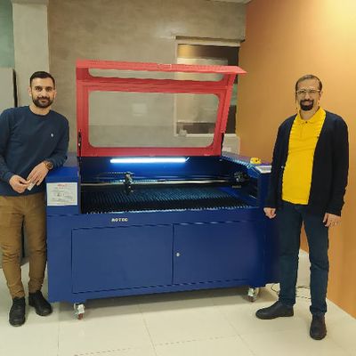 تصویر رضایت کامل مشتری از عملکرد دقیق دستگاه برش لیزر RT1390