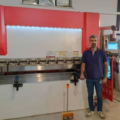 تجربه خرید موفق مشتری از دستگاه پرس برک NC در کارگاه خم‌کاری فلزات